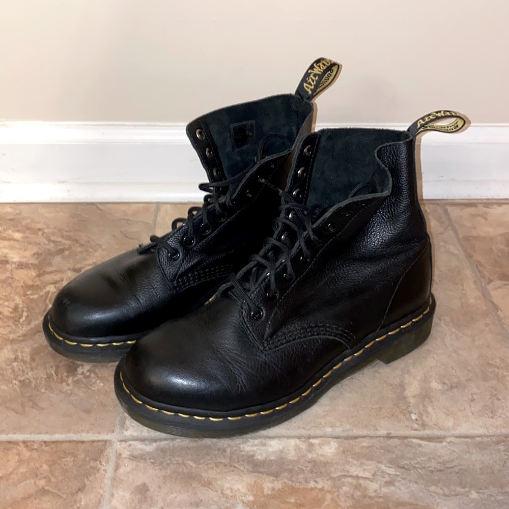 Doc Marten women’s size 9 1460 pascal boot 8 eyelet grain leather